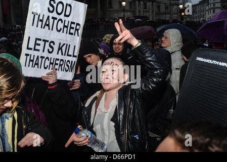 Londra, UK, 13 aprile 2013, un anti-Thatcher protester danze a Trafalgar Square. Un gruppo di manifestanti hanno riuniti per segnare l'ex-PM della morte. Fotografia Tinite/Alamy Live News Foto Stock