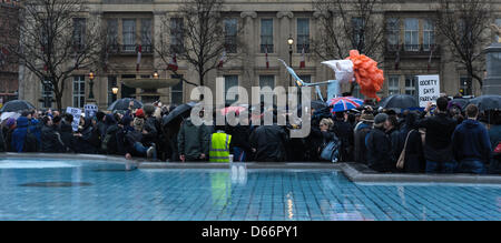 Londra, Regno Unito. 13 Aprile 2013: centinaia di oppositori della fine del primo ministro britannico Margaret Thatcher raccogliere a Londra in Trafalgar Square per celebrare la sua morte. Foto di Julie Edwards/Alamy Live News Foto Stock