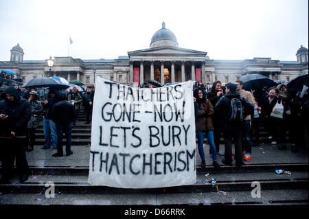 London, Regno Unito - 13 Aprile 2013 - centinaia di persone si radunano in Trafalgar Square a tenere una festa nella celebrazione della Thatcher alla morte. Piero Cruciatti/Alamy Live News Foto Stock