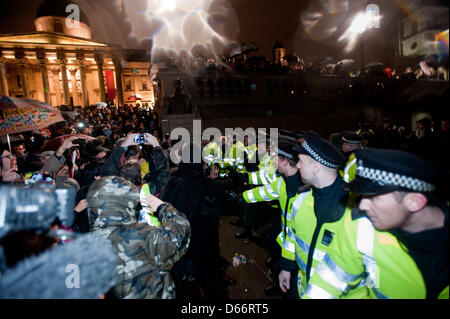 London, Regno Unito - 13 Aprile 2013 : i manifestanti si scontrano con la polizia durante la celebrationc di Margaret Thatcher della morte in Trafalgar Square. Piero Cruciatti/Alamy Live News Foto Stock