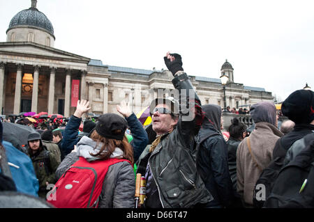 Gli anarchici durante la manifestazione per la morte della signora Thatcher - Londra. 13/04/2013 Foto Stock