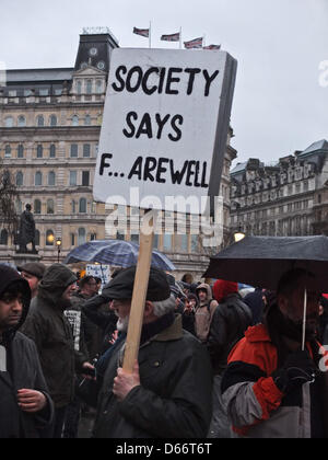 Londra, Regno Unito. Sabato 13 Aprile 2013 Un placcard detenute da uno dei partecipanti del partito in Trafalgar Square recita "la società dice addio". Nelson Pereira/Alamy Live News Foto Stock