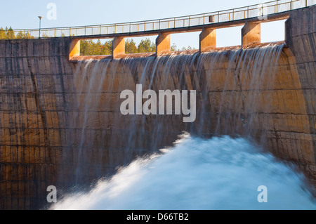Rybniza Jezero Dam e l'acqua che scorre attraverso i canali Foto Stock