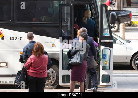 Persone di salire a bordo di un autobus - USA Foto Stock