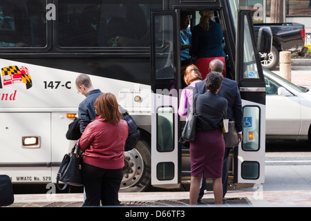 Persone di salire a bordo di un autobus - USA Foto Stock