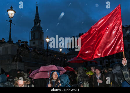 Londra, UK, 13 aprile 2013. L'ex primo ministro britannico Margaret Thatcher muore a 87. La gente ha celebrato la sua scomparsa prima i funerali a Trafalgar Square, Londra, Regno Unito, 13.04.2013. Foto Stock