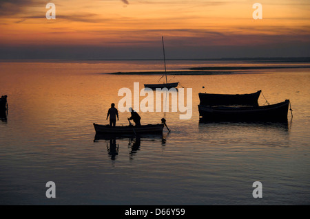 I pescatori in barca, la baia di Cadice Parco naturale, Puerto Real, Cadice-provincia, regione dell'Andalusia, Spagna Foto Stock