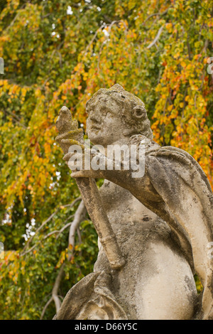 Statua classica di una donna nei giardini di Schloss Slavkov Foto Stock