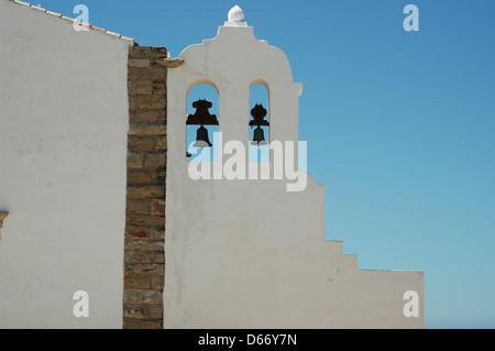 Il dipinto di bianco campanile della chiesa della Madonna della Grazia all'interno del xv secolo Fortaleza Sagres noto anche come castello di Sagres o Fort Sagres che sovrasta la Ponta de Sagres, nel sudovest-più punto di Algarve in Portogallo Foto Stock