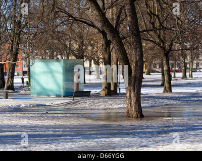 Architettura moderna in old park, opaco, facciata in vetro verde, un orinatoio in Sofienbergparken Grunerløkka Oslo Foto Stock