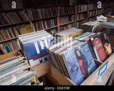 I record di LP in vinile e vecchi libri in vendita in un negozio di parsimonia in Oslo Norvegia Foto Stock