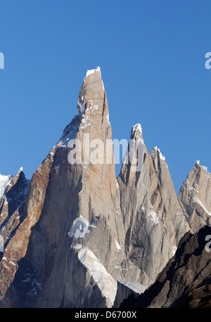 La parte superiore della torre di granito del Cerro Torre. A destra del Cerro Torre sono il Cerro Torre Egger e Standhardt. Foto Stock