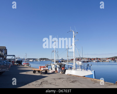 Porto di Strømstad sulla costa occidentale della Svezia, la barca da pesca di scarico del fermo , vista delle isole e orizzonte. Foto Stock