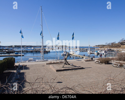 Porto di Strømstad sulla costa occidentale della Svezia, quadrata con decorazione di ancoraggio, vista delle isole e orizzonte. Foto Stock