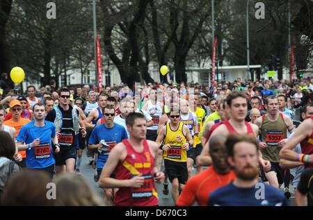 Brighton Regno Unito 14 aprile 2013 - guide testa attraverso il centro della città all'inizio di questo decennio Brighton Marathon Foto Stock