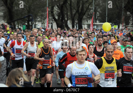 Brighton Regno Unito 14 aprile 2013 - guide testa attraverso il centro della città all'inizio di questo decennio Brighton Marathon Foto Stock