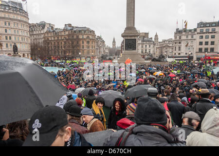 Londra, Regno Unito. Il 13 aprile 2013. Migliaia di persone si riuniscono nel centro di Londra per celebrare la morte dell ex Primo Ministro del Regno Unito sotto alta e molto ben visibile la presenza della polizia. Zefrog/Alamy Live News Foto Stock