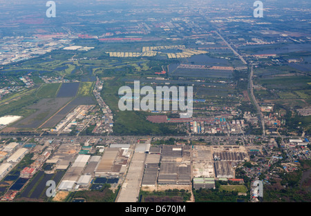 Vista dall'alto alla periferia di Bangkok. Foto Stock
