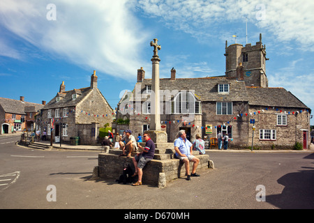 Un bel pomeriggio di sole in Piazza e Memoriale di guerra in Corfe Castle village, Dorset, England, Regno Unito Foto Stock