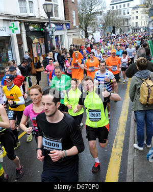 Brighton Regno Unito 14 aprile 2013 - guide testa attraverso il centro della città all'inizio di questo decennio Brighton Marathon Foto Stock