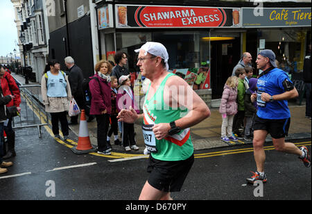 Brighton Regno Unito 14 aprile 2013 - favoloso hanky usura della testina per il runner in questa anni maratona di Brighton Foto Stock