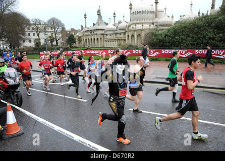 Brighton Regno Unito 14 aprile 2013 - guide testa attraverso il centro della città all'inizio di questo decennio Brighton Marathon Foto Stock