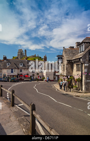 Corfe Castle rovine torre sopra il Levriero pub e Bankes Arms Hotel in Corfe Castle village, Dorset, England, Regno Unito Foto Stock