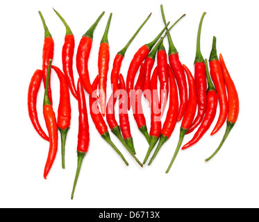 Pila di peperoncino rosso isolato su sfondo bianco Foto Stock