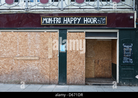 Chiuso derelitti city center pub Foto Stock