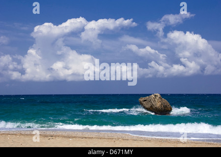 Roccia sulla spiaggia solitaria nel Mare Egeo Foto Stock