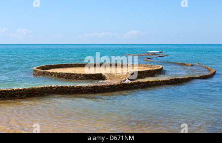 Percorso di pietra in mare sulla spiaggia di Koh Chang, Thailandia Foto Stock