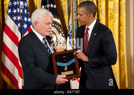 Il Presidente Usa Barack Obama awards medaglia d'onore di US Army Cappellano Capt. Emil Kapaun, accettato postumi da suo nipote di Ray, sinistra, durante una cerimonia che si terrà nella Sala Est della Casa Bianca, 11 aprile 2013 a Washington, DC. Padre Kapaun è stato onorato per il suo eroismo durante il combattimento a Unsan, Corea e più tardi morì come prigioniero di guerra. Foto Stock