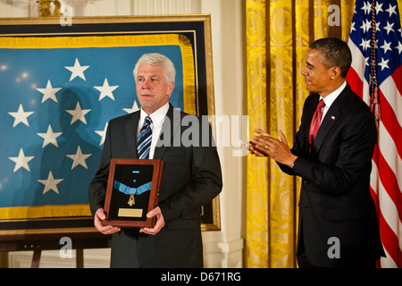 Il Presidente Usa Barack Obama awards medaglia d'onore di US Army Cappellano Capt. Emil Kapaun, accettato postumi da suo nipote di Ray, sinistra, durante una cerimonia che si terrà nella Sala Est della Casa Bianca, 11 aprile 2013 a Washington, DC. Padre Kapaun è stato onorato per il suo eroismo durante il combattimento a Unsan, Corea e più tardi morì come prigioniero di guerra. Foto Stock