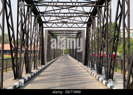 Moderno ponte di ferro a basso punto di vista Foto Stock