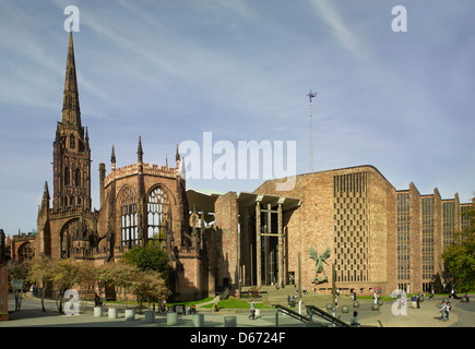 St Michael's,Cattedrale Coventry Inghilterra nuova Cattedrale da Sir Basil Spence, completato 1962 accanto al bombardato cattedrale medievale Foto Stock