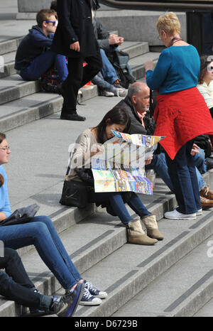 Trafalgar Square, Londra, Regno Unito. Il 14 aprile 2013. Persone godetevi il sole in Trafalgar Square. Le persone godono il giorno più caldo dell'anno a Londra come il sole risplende. Matteo Chattle/Alamy Live News Foto Stock