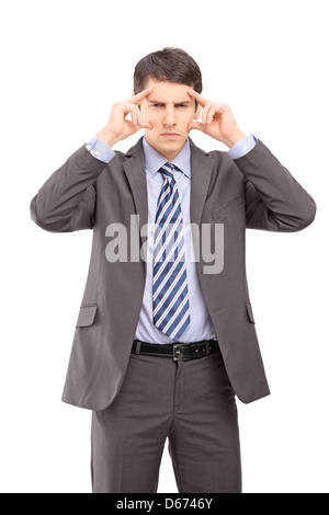Un giovane imprenditore tenendo la sua testa nel dolore come un risultato di un mal di testa isolata contro uno sfondo bianco Foto Stock