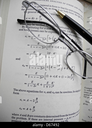 Equazioni matematiche e calcoli per gli studi e la pratica ingegneristica. Foto Stock