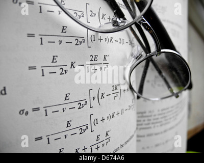 Equazioni matematiche e calcoli per gli studi e la pratica ingegneristica. Foto Stock