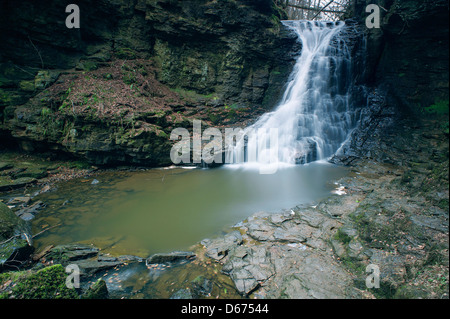 Una lunga esposizione (6 minuto) fotografia della cascata a Hareshaw Linn, nei pressi di Bellingham in Northumberland, Inghilterra. Foto Stock