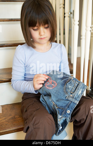 Bambino di cucitura segno di pace Foto Stock