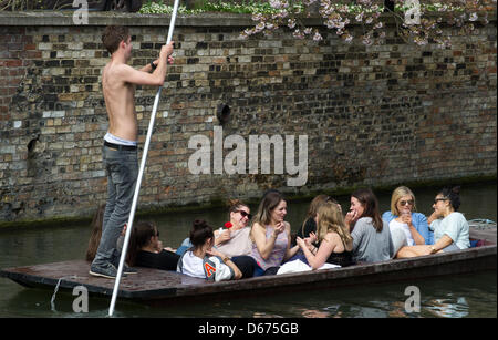 Cambridge, Regno Unito. Il 14 marzo 2013. La temperatura di Cambridge oggi ha colpito 20 gradi Celsius, la gente a prendere per Punting sul fiume Cam e godersi il sole. JAMES LINSELL-CLARK/Alamy Live News Foto Stock