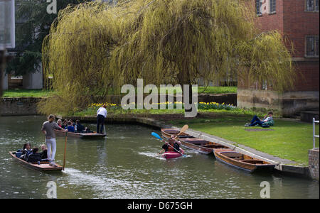 Cambridge, Regno Unito. Il 14 marzo 2013. La temperatura di Cambridge oggi ha colpito 20 gradi Celsius, la gente a prendere per Punting sul fiume Cam e godersi il sole. JAMES LINSELL-CLARK/Alamy Live News Foto Stock