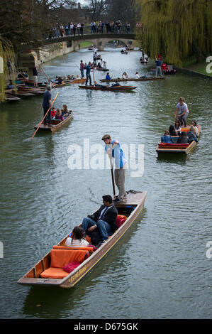 Cambridge, Regno Unito. Il 14 marzo 2013. La temperatura di Cambridge oggi ha colpito 20 gradi Celsius, la gente a prendere per Punting sul fiume Cam e godersi il sole. JAMES LINSELL-CLARK/Alamy Live News Foto Stock