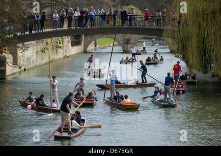 Cambridge, Regno Unito. Il 14 marzo 2013. La temperatura di Cambridge oggi ha colpito 20 gradi Celsius, la gente a prendere per Punting sul fiume Cam e godersi il sole. JAMES LINSELL-CLARK/Alamy Live News Foto Stock