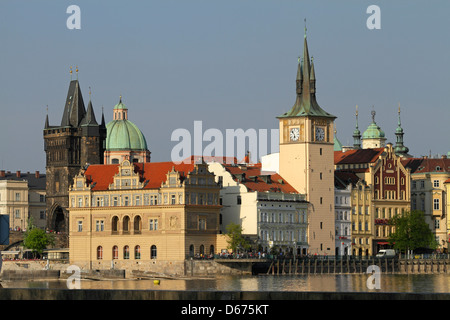 Bedrich Smetana Museum e la vecchia torre di acqua museo del compositore ceco Bedřich Smetana dal fiume Moldava. Foto Stock