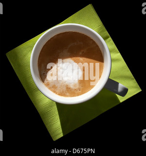 Cappuccino con tazza di caffè verde sul tovagliolo isolato su nero Foto Stock