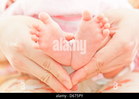 Piedi del neonato in madri di mani Foto Stock