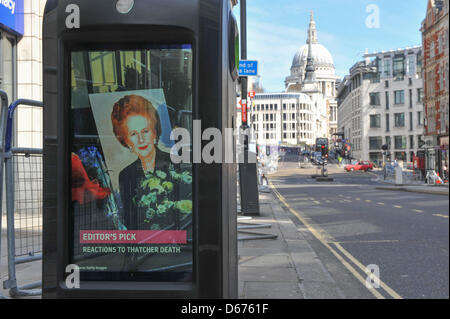 Ludgate Hill, Londra, Regno Unito. Il 14 aprile 2013. Una pubblicità di schermo con un'immagine della Baronessa Thatcher, guardando verso la Cattedrale di St Paul. La Baronessa Thatcher funerali delle barriere di sicurezza linea il percorso cerimoniale. Matteo Chattle/Alamy Live News Foto Stock