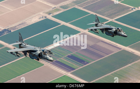 Il Mag. James Vallario, un AV-8B Harrier pilot con Marine Aircraft Group 13, destra e il Mag. John Grunke, un AV-8B Harrier pilot con Marine Aviation di armi e tattiche del squadron 1, sinistra, treno nella loro aeromobili durante la primavera di armi tattiche e istruzioni Foto Stock